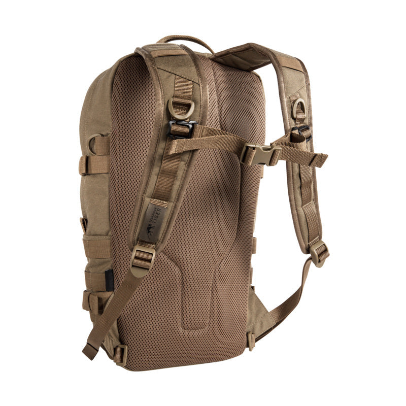 Three quarter back view of Tasmanian Tiger 15 litre daypack. It features adjustable harness with chest strap and two wraparound compression straps – Coyote Brown | TT7595.346