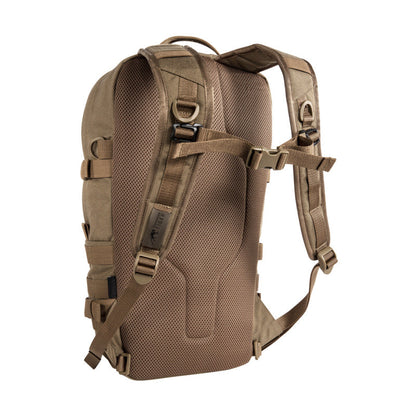 Three quarter back view of Tasmanian Tiger 15 litre daypack. It features adjustable harness with chest strap and two wraparound compression straps – Coyote Brown | TT7595.346