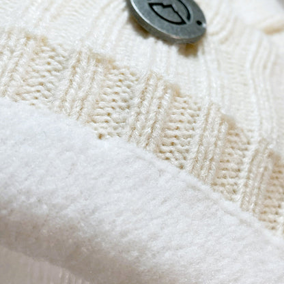 Close up of fleece lining of Domex White thick cable knit cuffed beanie 